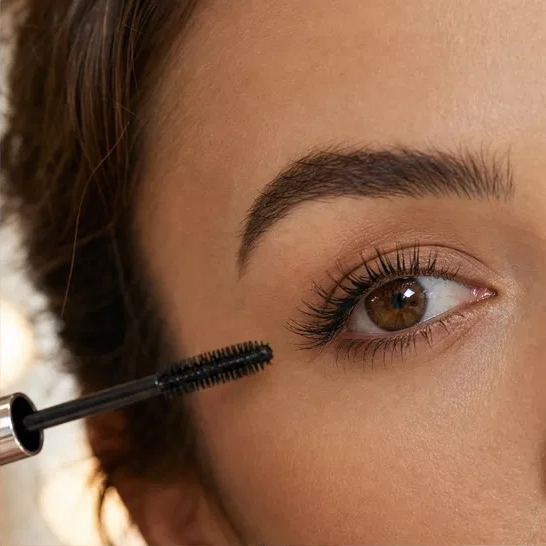 Lustrelle™ – Volumizing &amp; Curling Long-Lasting Metallic Mascara + 1+1 FREE